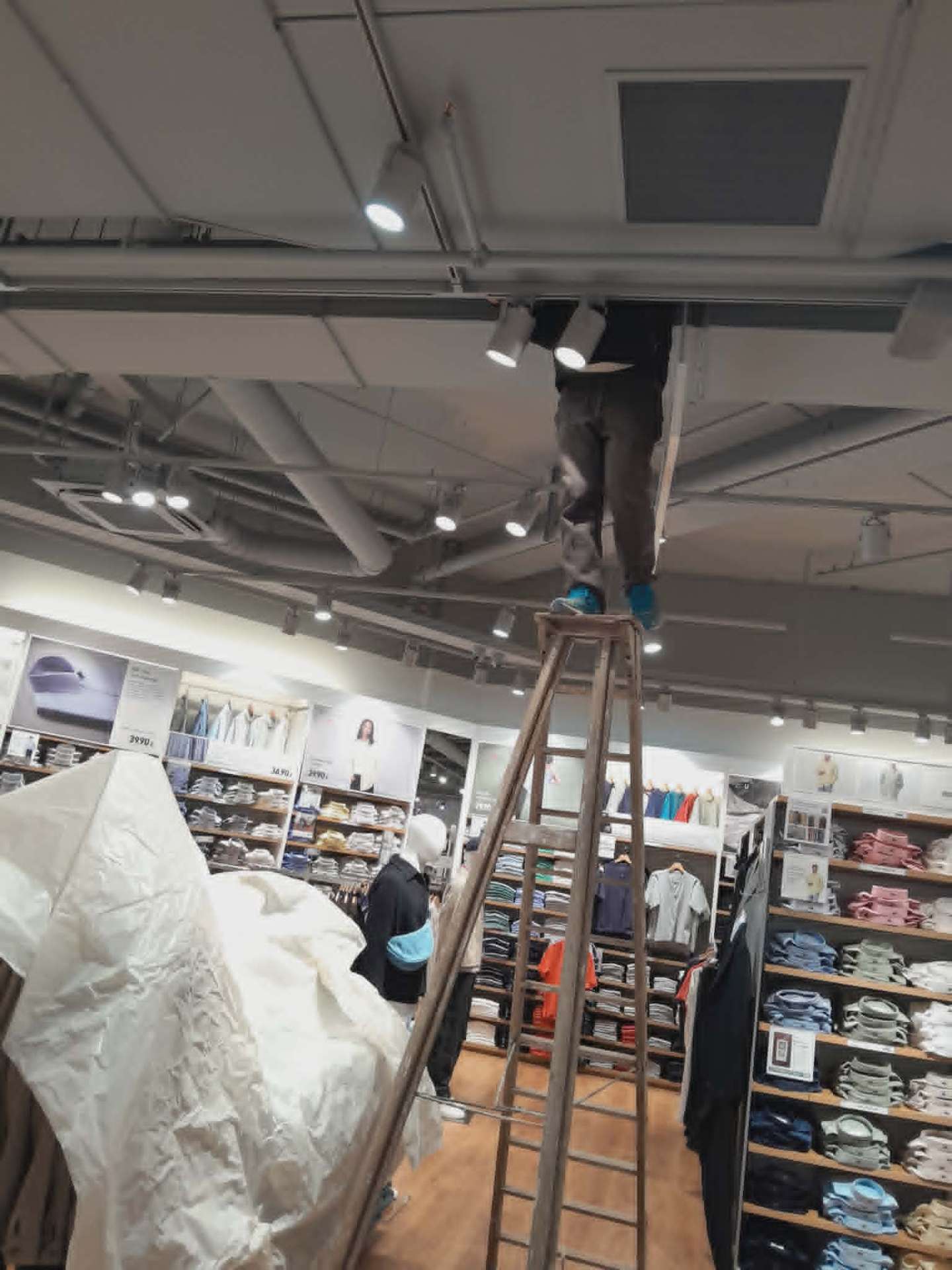 Installation éclairage en magasin de prêt-à-porter