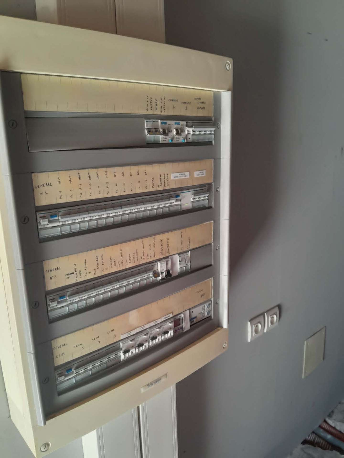 Tableau électrique tertiaire Schneider multi-rangées