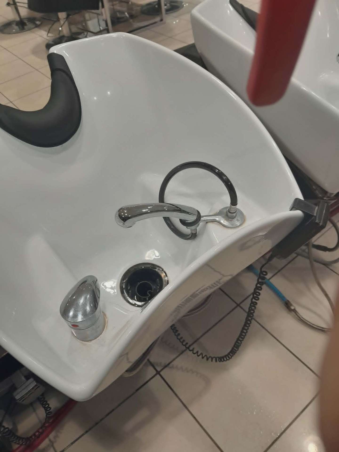 Installation bac de lavage salon de coiffure